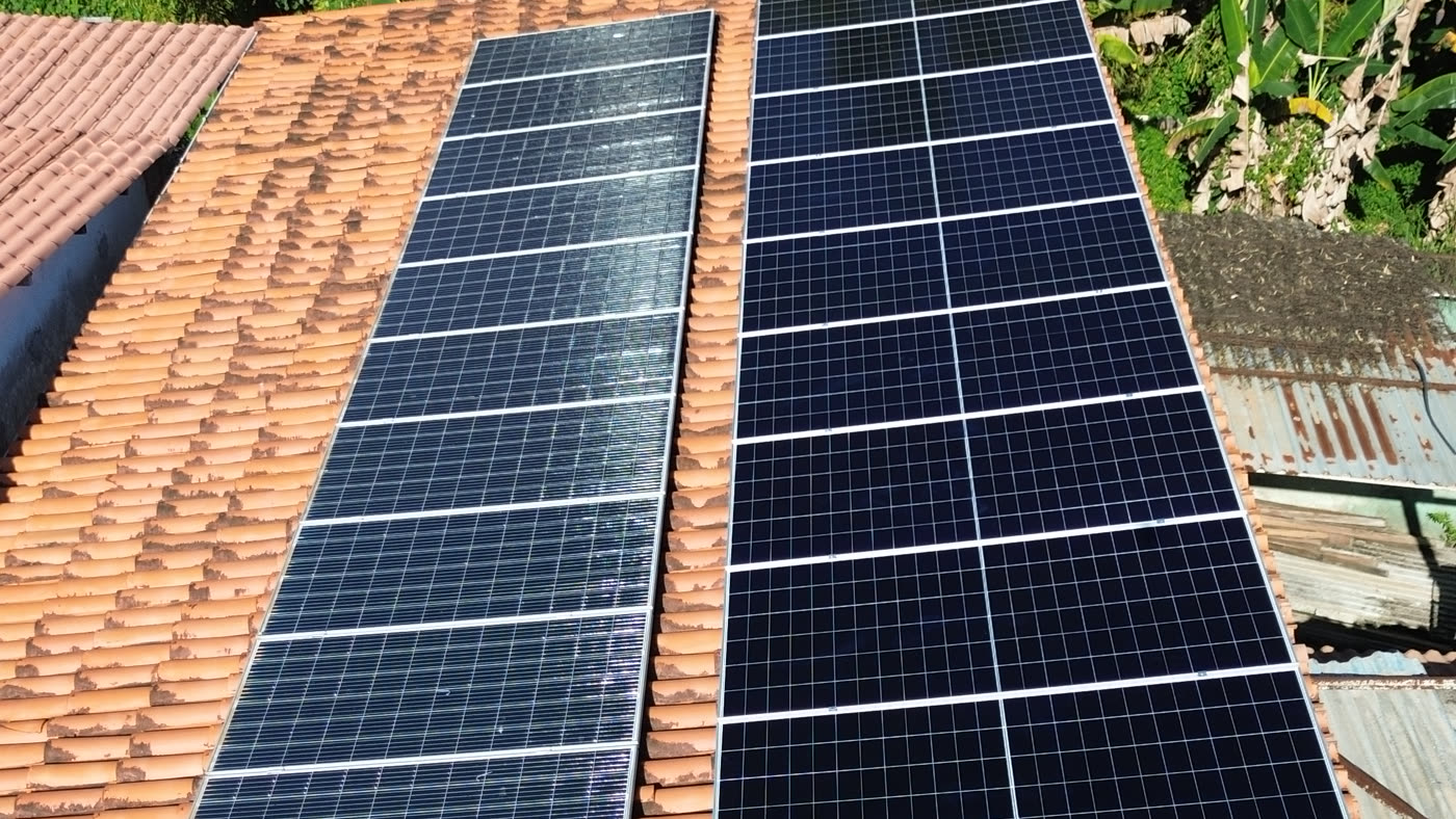 Sistema solar instalado em telhado cerâmico de residência